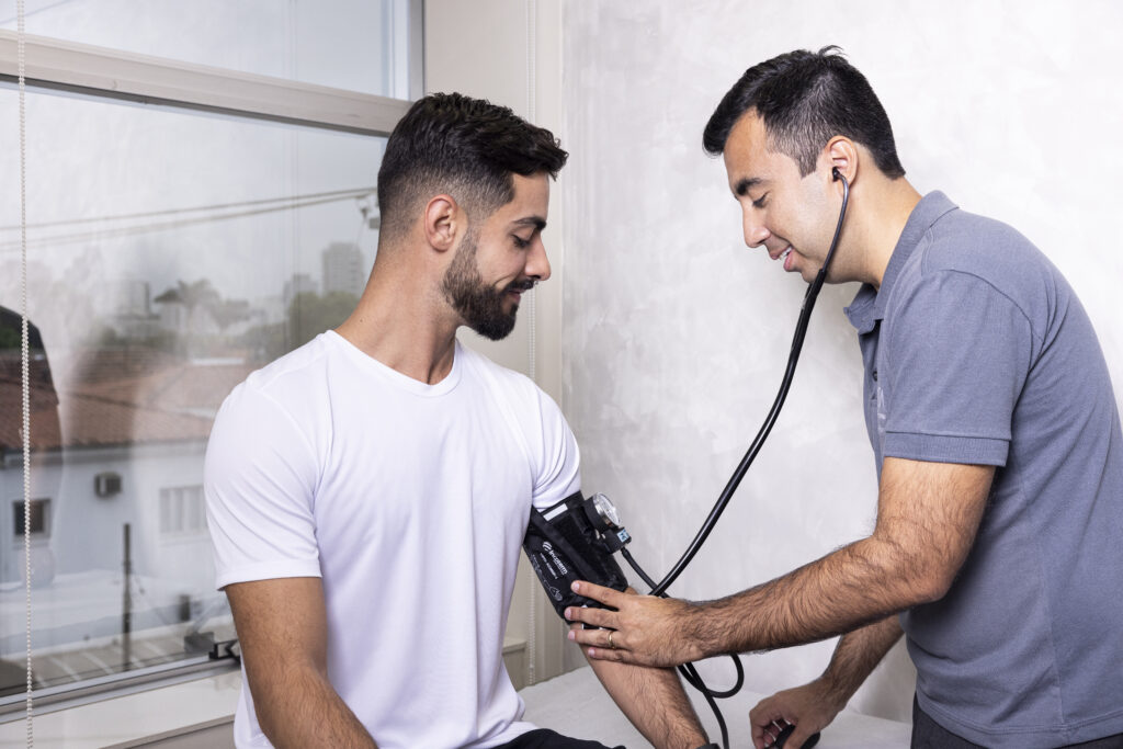 Médico cardiologista explicando os resultados de um check-up cardíaco para seu paciente.